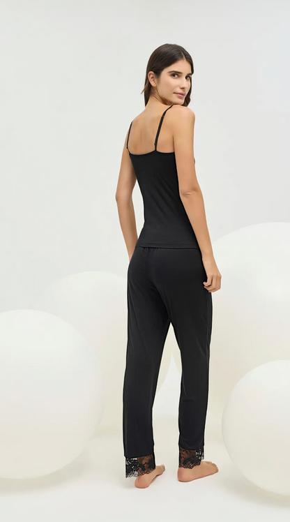 Elegantes Damen Homewear-Set mit feiner Spitze.