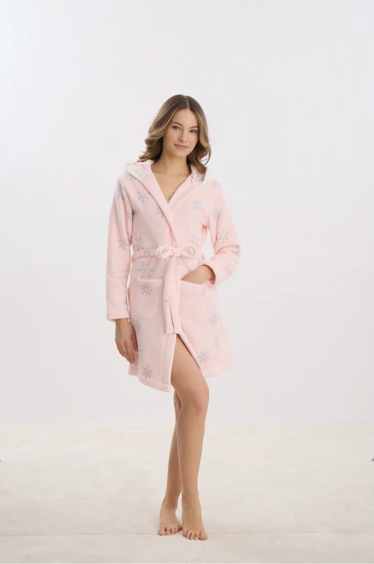 Damen Bademantel mit Kapuze – Rosa Schneeflocken, Perfektes Weihnachtsgeschenk