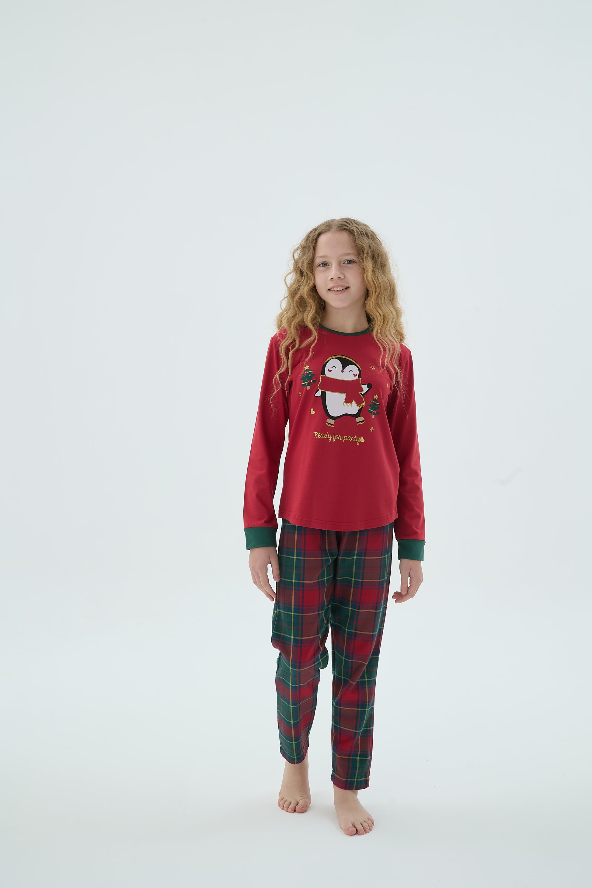 Mädchen Schlafanzug Weihnachten – rotes Oberteil mit Pinguin, karierte Hose